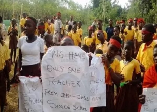 Breaking: Pupils boycott classes, demonstrate over lack of teachers at Central Region