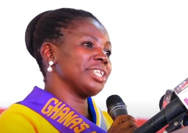 Teachers "Jealous" 2022 Ghana Teacher Prize Winner, Question Her Success On Social Media. Check the reasons here and details