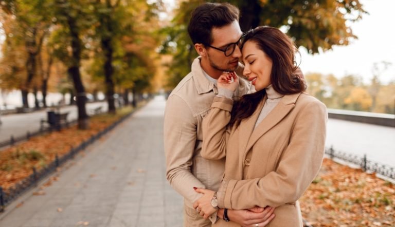 WHAT ARE THE SIGNS OF A HAPPY COUPLE